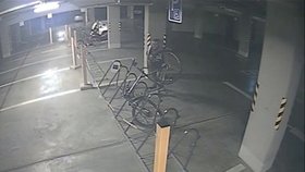Zloděje v brněnských podzemních garážích si všiml pracovník ostrahy na kameře.