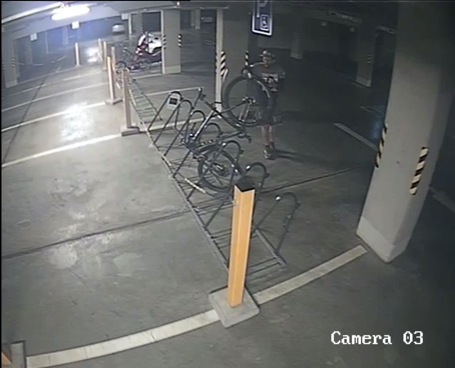 Zloděje v brněnských podzemních garážích si všiml pracovník ostrahy na kameře.