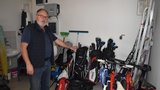 Zloděj vykradl čtyři domy, chytili ho druhý den! Koloběžku si spletl s golfovým vozíkem 