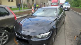 Zloděj v černém BMW prchal před policií, naboural tři auta.