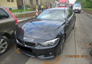Zloděj v černém BMW prchal před policií, naboural tři auta.