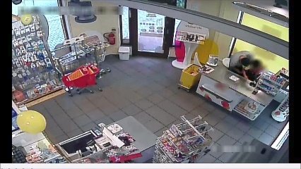 Muž v Ostravě přepadává obchody a ohrožuje prodavačky nožem.