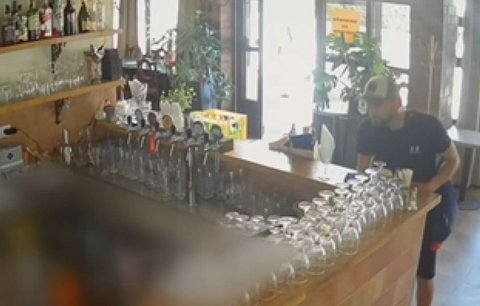 Zloděj okradl servírku v restauraci, sebral jí mobil za 30 tisíc! Poznáte ho?