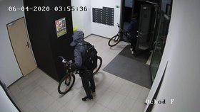 Zloděje zachytila při odjezdu s ukradenými koly domovní kamera.