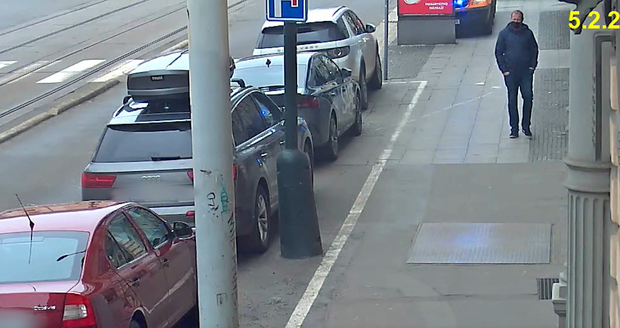Zloděj šlohl "rakev" ze zaparkovaného auta přímo za bílého dne. Policie po něm pátrá