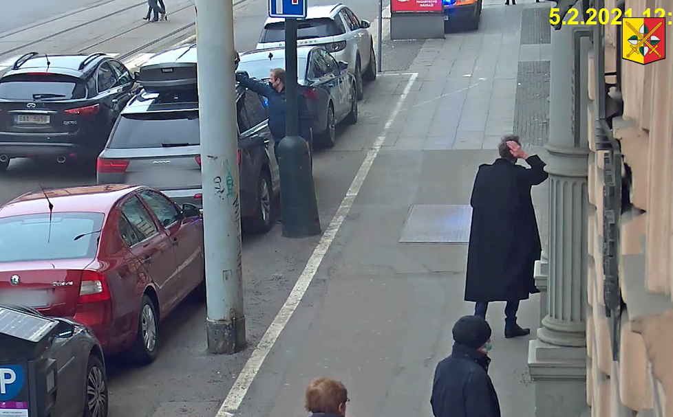 Zloděj šlohl &#34;rakev&#34; ze zaparkovaného auta přímo za bílého dne. Policie po něm pátrá