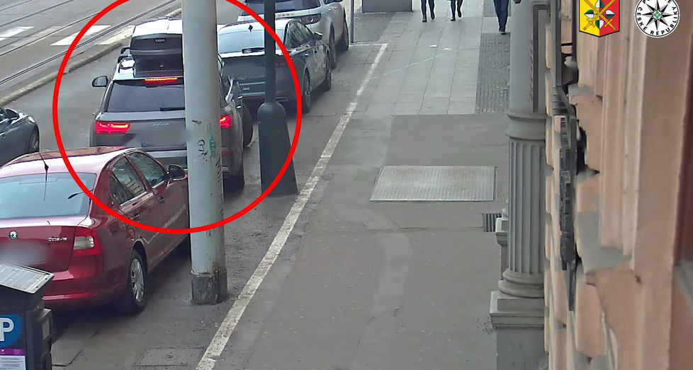 Zloděj šlohl &#34;rakev&#34; ze zaparkovaného auta přímo za bílého dne. Policie po něm pátrá