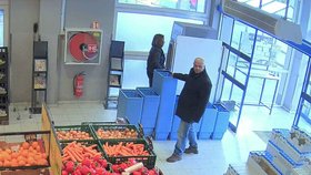 Neznáte ho? Tento muž okrádá nepozorné seniory v obchodech na jižní Moravě. Policie se proto obrací s výzvou o pomoc na veřejnost