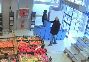 Neznáte ho? Tento muž okrádá nepozorné seniory v obchodech na jižní Moravě. Policie se proto obrací s výzvou o pomoc na veřejnost