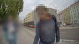 Zloděj ukradl tenisovou tašku s tabletem a věcmi za 80 tisíc. Strážníci ho dopadli díky GPS