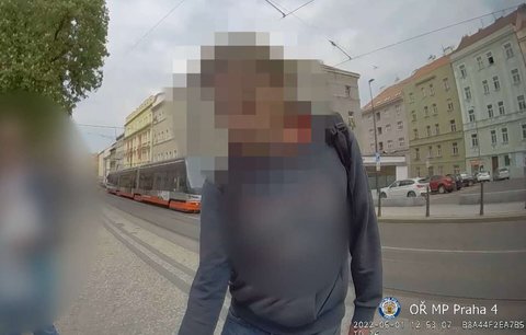Zloděj ukradl tenisovou tašku s tabletem a věcmi za 80 tisíc. Strážníci ho dopadli díky GPS