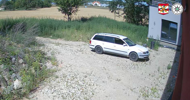 Tímto autem přijel zloděj a vandal k novostavbě v Brněnských Ivanovicích.