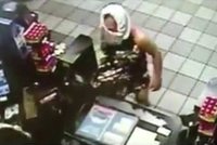 Pošahaný zloděj: Měl na sobě kytičkované šaty, na obličeji slipy