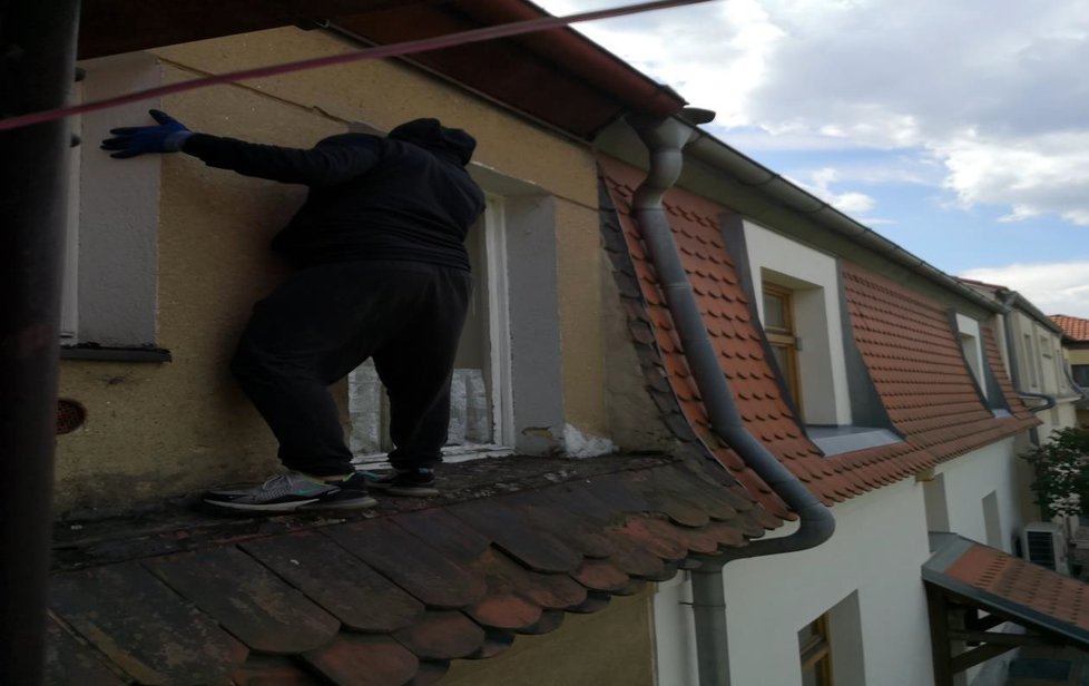 Zloději se vloupali do bytu otevřeným střešním oknem. Šlohli tam věci za pěkný balík. Jeden z nich se přiznal na policii, druhý si vesele kradl dál. Další krádež mu ale nevyšla.