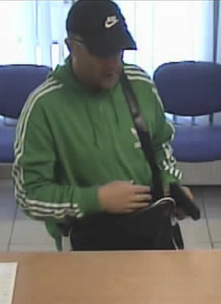 Zloděj vykradl ve čtvrtek dopoledne banku ve Vršovicích. Policie žádá veřejnost o pomoc.