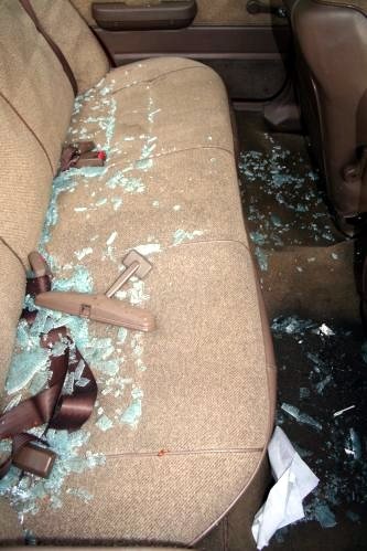 Spoušť po zlodějích v jednom z vozů: rozbité sklo a utržené vnitřní zrcátko na zadních sedadlech. 