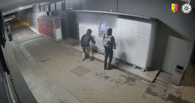 Policisté dopadli dva muže, kteří v Praze vykrádali zásilkové boxy.