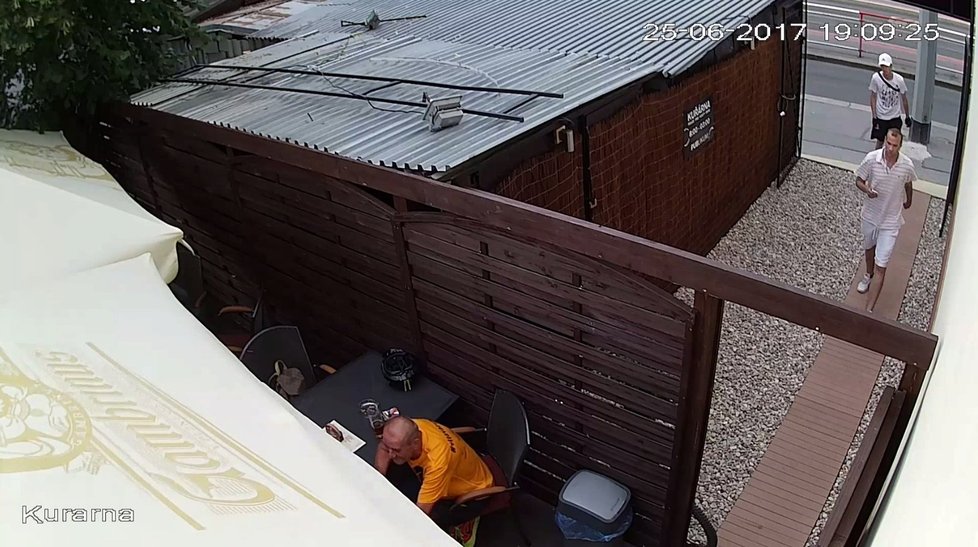 Pražská policie pátrá po dvojici mužů, která lstí ukradla elektrokolo za 100 tisíc korun.