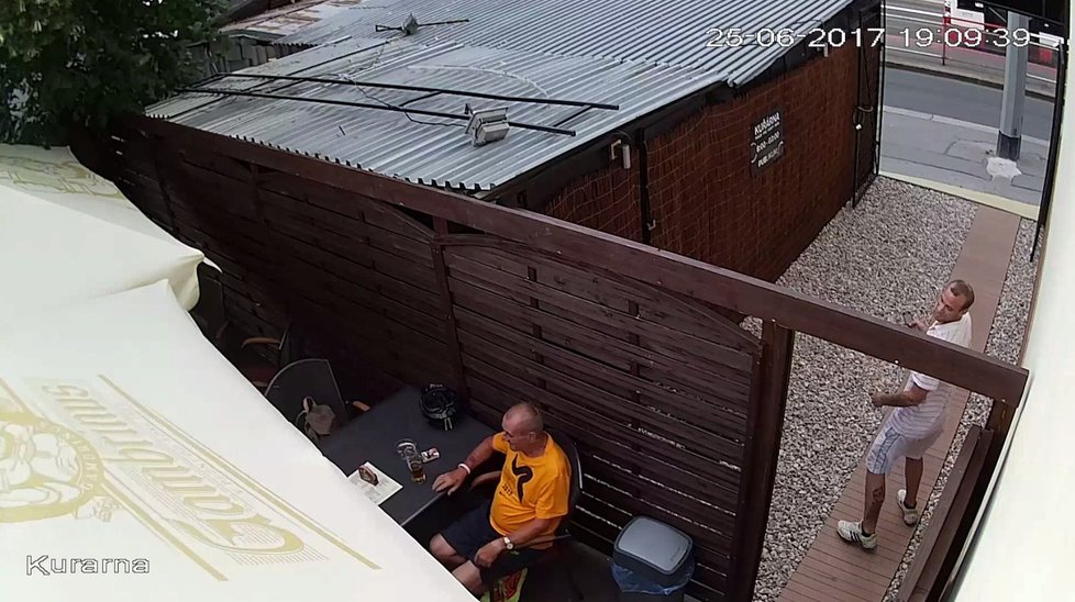 Pražská policie pátrá po dvojici mužů, která lstí ukradla elektrokolo za 100 tisíc korun.
