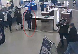 Policisté hledají ženu, která v Holešovicích ukradla peněženku.