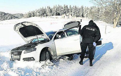 Ukradené auto zapadlé v závěji.