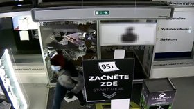 Poznáte zloděje? Probourali se do obchodu v Plzni a ukradli elektroniku za půl milionu