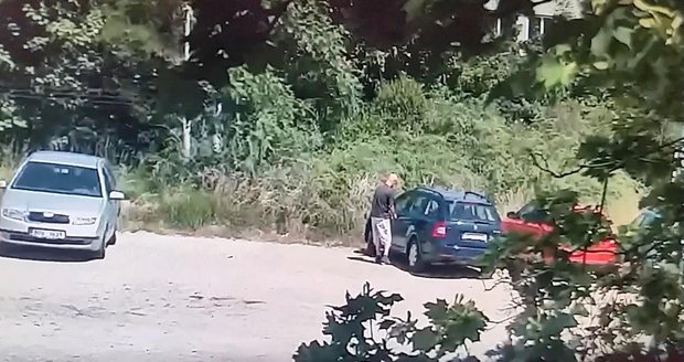 Čtrnáctkrát trestaný zloděj (55) natočený skrytou policejní kamerou při vykrádání auta na parkovišti u brněnského krematoria...