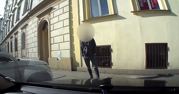 Pražští policisté dopadli čtveřici zlodějů, kteří vykrádali auta pomocí blokování zámků.