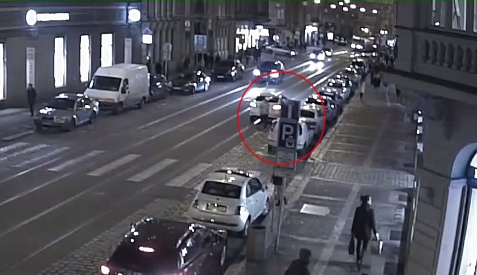 Pražští policisté dopadli čtveřici zlodějů, kteří vykrádali auta pomocí blokování zámků.