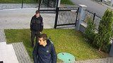 Policie stále hledá lupiče, které nalákala otevřená brána: Uveřejnila nové video