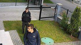 Policie stále hledá lupiče, které nalákala otevřená brána: Uveřejnila nové video