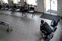 Seniorka si odskočila na WC, chmatáci jí vybrali batoh: Kamerám neunikli
