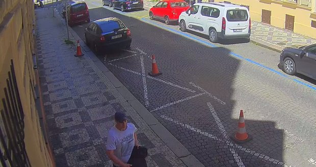Dva zloději ukradli na ulici na pomezí Smíchova a Malé Strany jízdní kolo.