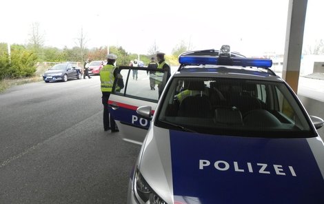 Díky česko-rakouskému koordinačnímu policejnímu centru v Drasenhofenu skončil podezřelý Čech (58) ve vazbě. Rakušané požádali o jeho vydání.