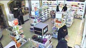 Čtyři drzí zloději ukradli parfémy za 700 tisíc korun