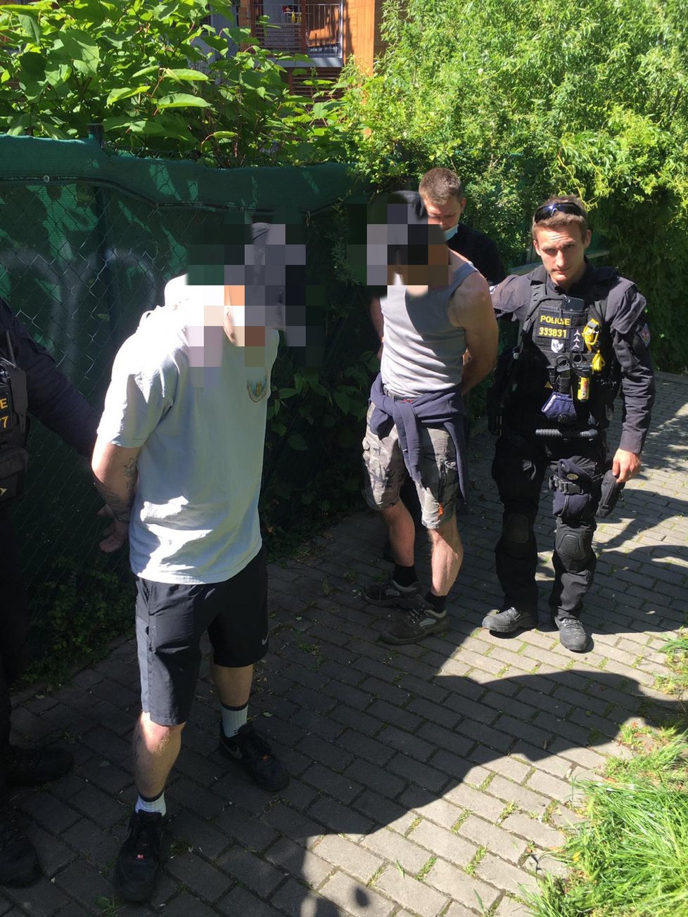 Dva muži šlohli motorku, kterou poté táhli přes park. Tam byl i policista, který venčil svého psa, a mužů si všiml. Nakonec je usvědčil