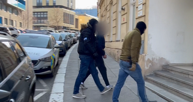 Kriminalisté dopadli skupinku zlodějů, která vykrádala auta v Praze.