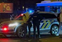 Zloději ukradli v obchodě zboží za 170 Kč: Policisté je chytili. Jeden z nich byl celostátně hledaný