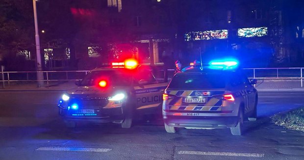 Un ladrón buscado a nivel nacional estaba robando en una tienda y la policía lo atrapó. Un ladrón buscado a nivel nacional estaba robando en una tienda y la policía lo atrapó.