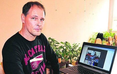 Roman Miškovčík (48) ukazuje v počítači svůj registr odcizených věcí.