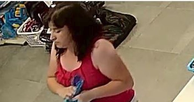 Po této ženě pátrá hodonínská policie. V obchodě na Národní třídě v Hodoníně ukradla mobil za 18 tisíc.