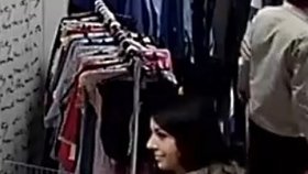 Policisté z Hodonína pátrají po této mladé zlodějce, zákaznici v obchodě s textilem ukradla její kabelku.