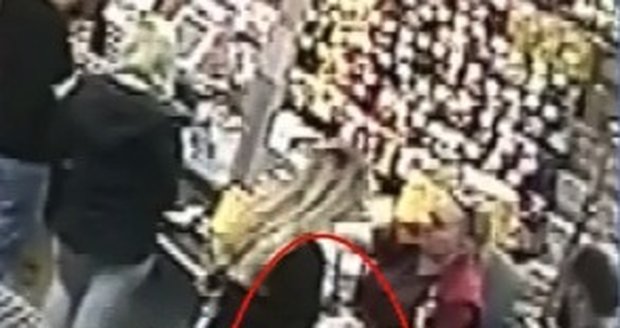 Zlodějka okradla ženu o mobil za 30 tisíc v supermarketu.