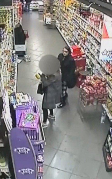 Zlodějka okradla ženu o mobil za 30 tisíc v supermarketu.