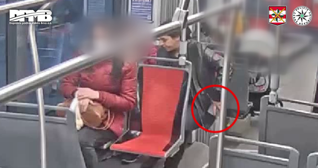 Drzá zlodějka napadla v Brně v tramvaji cizinku: Obrala ji o mobil a ohrožovala nožem