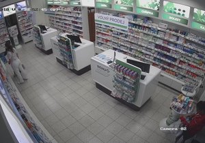 Dvojici zlodějek z brněnské lékárny už kriminalisté dopadli. Hrozí jim až 3 roky vězení.