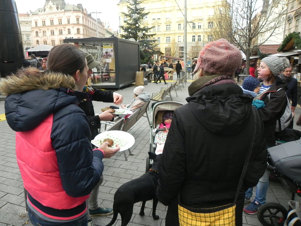 Loni vybavili trhovci své stánky na brněnských vánočních trzích dezinfekcí. 