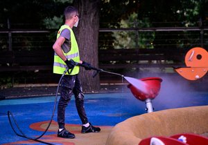 Očista veřejného mobiliáře na Praze 1 kvůli žloutence (září 2025)