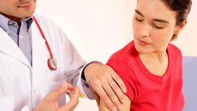 Účinnou prevencí je očkování.