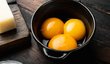 Do vaječného likéru budete potřebovat čerstvé žloutky. Existují ale i recepty bez nich.